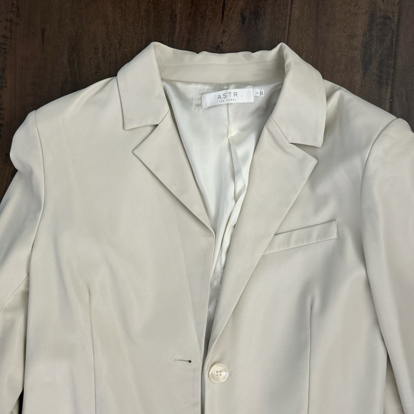 ASTR the label Yaremi Faux Leather Cropped Blazer - Picture 3 of 5